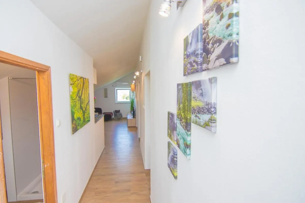 Kornić Peaceful Holiday Apartment In Muraj