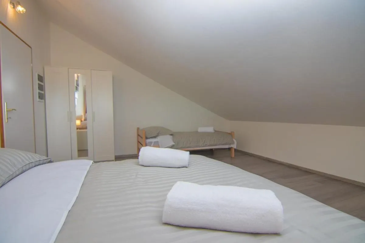 Kornić Peaceful Holiday Apartment In Muraj