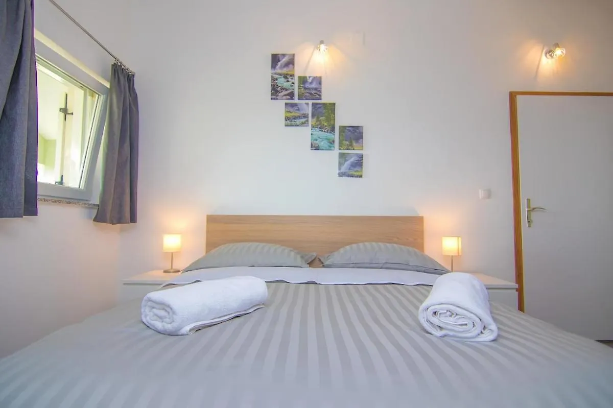 Kornić Peaceful Holiday Apartment In Muraj